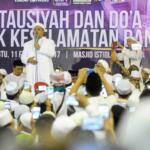 Imam Besar Front Pembela Islam (FPI), Habib Rizieq Shihab memberikan tausiyah saat aksi bela islam 112 di Masjid Istiqlal, Jakarta Pusat, Sabtu (11/2). Dalam tausiyahnya, Habib Riziek meminta kepada seluruh pimpinan politik di Tanah Air, untuk tidak menimbulkan opini buruk terhadap kegiatan dzikir dan tausiyah yang terpusat di Masjid Istiqlal. Khususnya para pemimpin di negeri ini. Jangan sekali-kali memaknai aksi kami sebagai aksi makar, sebagai aksi anti NKRI, aksi anti Pancasila, ataupun aksi anti Bhineka Tunggal Ika. AKTUAL/Tino Oktaviano