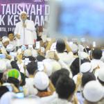 Imam Besar Front Pembela Islam (FPI), Habib Rizieq Shihab memberikan tausiyah saat aksi bela islam 112 di Masjid Istiqlal, Jakarta Pusat, Sabtu (11/2). Dalam tausiyahnya, Habib Riziek meminta kepada seluruh pimpinan politik di Tanah Air, untuk tidak menimbulkan opini buruk terhadap kegiatan dzikir dan tausiyah yang terpusat di Masjid Istiqlal. Khususnya para pemimpin di negeri ini. Jangan sekali-kali memaknai aksi kami sebagai aksi makar, sebagai aksi anti NKRI, aksi anti Pancasila, ataupun aksi anti Bhineka Tunggal Ika. AKTUAL/Tino Oktaviano