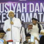 Imam Besar Front Pembela Islam (FPI), Habib Rizieq Shihab memberikan tausiyah saat aksi bela islam 112 di Masjid Istiqlal, Jakarta Pusat, Sabtu (11/2). Dalam tausiyahnya, Habib Riziek meminta kepada seluruh pimpinan politik di Tanah Air, untuk tidak menimbulkan opini buruk terhadap kegiatan dzikir dan tausiyah yang terpusat di Masjid Istiqlal. Khususnya para pemimpin di negeri ini. Jangan sekali-kali memaknai aksi kami sebagai aksi makar, sebagai aksi anti NKRI, aksi anti Pancasila, ataupun aksi anti Bhineka Tunggal Ika. AKTUAL/Tino Oktaviano