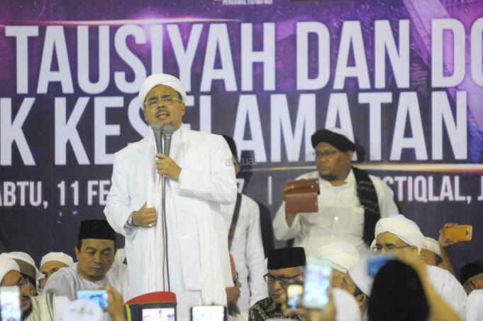 Imam Besar Front Pembela Islam (FPI), Habib Rizieq Shihab memberikan tausiyah saat aksi bela islam 112 di Masjid Istiqlal, Jakarta Pusat, Sabtu (11/2). Dalam tausiyahnya, Habib Riziek meminta kepada seluruh pimpinan politik di Tanah Air, untuk tidak menimbulkan opini buruk terhadap kegiatan dzikir dan tausiyah yang terpusat di Masjid Istiqlal. Khususnya para pemimpin di negeri ini. Jangan sekali-kali memaknai aksi kami sebagai aksi makar, sebagai aksi anti NKRI, aksi anti Pancasila, ataupun aksi anti Bhineka Tunggal Ika. AKTUAL/Tino Oktaviano