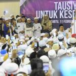 Imam Besar Front Pembela Islam (FPI), Habib Rizieq Shihab memberikan tausiyah saat aksi bela islam 112 di Masjid Istiqlal, Jakarta Pusat, Sabtu (11/2). Dalam tausiyahnya, Habib Riziek meminta kepada seluruh pimpinan politik di Tanah Air, untuk tidak menimbulkan opini buruk terhadap kegiatan dzikir dan tausiyah yang terpusat di Masjid Istiqlal. Khususnya para pemimpin di negeri ini. Jangan sekali-kali memaknai aksi kami sebagai aksi makar, sebagai aksi anti NKRI, aksi anti Pancasila, ataupun aksi anti Bhineka Tunggal Ika. AKTUAL/Tino Oktaviano