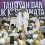 Imam Besar Front Pembela Islam (FPI), Habib Rizieq Shihab memberikan tausiyah saat aksi bela islam 112 di Masjid Istiqlal, Jakarta Pusat, Sabtu (11/2). Dalam tausiyahnya, Habib Riziek meminta kepada seluruh pimpinan politik di Tanah Air, untuk tidak menimbulkan opini buruk terhadap kegiatan dzikir dan tausiyah yang terpusat di Masjid Istiqlal. Khususnya para pemimpin di negeri ini. Jangan sekali-kali memaknai aksi kami sebagai aksi makar, sebagai aksi anti NKRI, aksi anti Pancasila, ataupun aksi anti Bhineka Tunggal Ika. AKTUAL/Tino Oktaviano