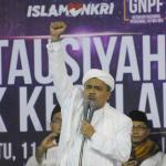 Imam Besar Front Pembela Islam (FPI), Habib Rizieq Shihab memberikan tausiyah saat aksi bela islam 112 di Masjid Istiqlal, Jakarta Pusat, Sabtu (11/2). Dalam tausiyahnya, Habib Riziek meminta kepada seluruh pimpinan politik di Tanah Air, untuk tidak menimbulkan opini buruk terhadap kegiatan dzikir dan tausiyah yang terpusat di Masjid Istiqlal. Khususnya para pemimpin di negeri ini. Jangan sekali-kali memaknai aksi kami sebagai aksi makar, sebagai aksi anti NKRI, aksi anti Pancasila, ataupun aksi anti Bhineka Tunggal Ika. AKTUAL/Tino Oktaviano