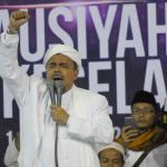 Imam Besar Front Pembela Islam (FPI), Habib Rizieq Shihab memberikan tausiyah saat aksi bela islam 112 di Masjid Istiqlal, Jakarta Pusat, Sabtu (11/2). Dalam tausiyahnya, Habib Riziek meminta kepada seluruh pimpinan politik di Tanah Air, untuk tidak menimbulkan opini buruk terhadap kegiatan dzikir dan tausiyah yang terpusat di Masjid Istiqlal. Khususnya para pemimpin di negeri ini. Jangan sekali-kali memaknai aksi kami sebagai aksi makar, sebagai aksi anti NKRI, aksi anti Pancasila, ataupun aksi anti Bhineka Tunggal Ika. AKTUAL/Tino Oktaviano