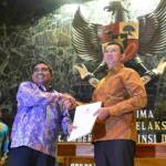 Plt Gubernur DKI Jakarta Sumarsono menyerahkan laporN nota singkat akhir pelaksana tugas kepada Gubernur DKI Jakarta Basuki Tjahaja Purnama saat acara serahterima laporan nota singkat akhir pelaksana tugas Gubernur DKI di Balaikota, Jakarta, Sabtu (11/2). Melalui laporan nota tersebut, Ahok kini resmi menjabat kembali sebagai gubernur yang aktif. AKTUAL/Tino Oktaviano