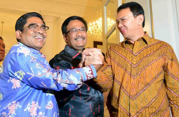 Plt Gubernur DKI Jakarta Sumarsono, Wagub DKI Jakarta Djarot Saiful Hidayat dan Gubernur DKI Jakarta Basuki Tjahaja Purnama melakukan salam komando usai acara serah terima laporan nota singkat akhir pelaksana tugas Gubernur DKI di Balaikota, Jakarta, Sabtu (11/2). Melalui laporan nota tersebut, Ahok kini resmi menjabat kembali sebagai gubernur yang aktif. AKTUAL/Tino Oktaviano