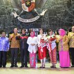 Gubernur DKI Jakarta Basuki Tjahaja Purnama bersama Istri Veronica Tan bersama Wakil Gubernur DKI Jakarta Djarot Saiful Hidayat, bersama Istri Happy Farida Hidayat, foto bersama usai acara serahterima laporan nota singkat akhir pelaksana tugas Gubernur DKI di Balaikota, Jakarta, Sabtu (11/2). Melalui laporan nota tersebut, Ahok kini resmi menjabat kembali sebagai gubernur yang aktif. AKTUAL/Tino Oktaviano