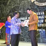 Plt Gubernur DKI Jakarta Sumarsono menyerahkan laporN nota singkat akhir pelaksana tugas kepada Gubernur DKI Jakarta Basuki Tjahaja Purnama saat acara serahterima laporan nota singkat akhir pelaksana tugas Gubernur DKI di Balaikota, Jakarta, Sabtu (11/2). Melalui laporan nota tersebut, Ahok kini resmi menjabat kembali sebagai gubernur yang aktif. AKTUAL/Tino Oktaviano