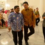 Gubernur Petahana DKI Basuki Tjahaja Purnama berbincang dengan Plt Gubernur DKI Jakarta Sumarsono saat acara serahterima laporan nota singkat akhir pelaksana tugas Gubernur DKI di Balaikota, Jakarta, Sabtu (11/2). Melalui laporan nota tersebut, Ahok kini resmi menjabat kembali sebagai gubernur yang aktif. AKTUAL/Tino Oktaviano