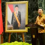 Gubernur Petahana DKI Basuki Tjahaja Purnama saat acara serahterima laporan nota singkat akhir pelaksana tugas Gubernur DKI di Balaikota, Jakarta, Sabtu (11/2). Melalui laporan nota tersebut, Ahok kini resmi menjabat kembali sebagai gubernur yang aktif. AKTUAL/Tino Oktaviano