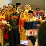 Gubernur DKI Jakarta Basuki Tjahaja Purnama bersama Istri Veronica Tan bersama Wakil Gubernur DKI Jakarta Djarot Saiful Hidayat, bersama Istri Happy Farida Hidayat, foto bersama usai acara serahterima laporan nota singkat akhir pelaksana tugas Gubernur DKI di Balaikota, Jakarta, Sabtu (11/2). Melalui laporan nota tersebut, Ahok kini resmi menjabat kembali sebagai gubernur yang aktif. AKTUAL/Tino Oktaviano