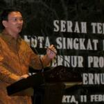 Gubernur Petahana DKI Basuki Tjahaja Purnama saat acara serahterima laporan nota singkat akhir pelaksana tugas Gubernur DKI di Balaikota, Jakarta, Sabtu (11/2). Melalui laporan nota tersebut, Ahok kini resmi menjabat kembali sebagai gubernur yang aktif. AKTUAL/Tino Oktaviano