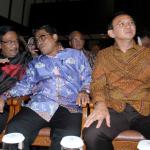 Wagub DKI Djakarta Djarot Saiful Hidayat berbincang dengan Plt Gubernur DKI Jakarta Sumarsono didampingi Gubernur Petahana DKI Basuki Tjahaja Purnama saat acara serahterima laporan nota singkat akhir pelaksana tugas Gubernur DKI di Balaikota, Jakarta, Sabtu (11/2). Melalui laporan nota tersebut, Ahok kini resmi menjabat kembali sebagai gubernur yang aktif. AKTUAL/Tino Oktaviano