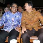 Gubernur Petahana DKI Basuki Tjahaja Purnama berbincang dengan Plt Gubernur DKI Jakarta Sumarsono saat acara serahterima laporan nota singkat akhir pelaksana tugas Gubernur DKI di Balaikota, Jakarta, Sabtu (11/2). Melalui laporan nota tersebut, Ahok kini resmi menjabat kembali sebagai gubernur yang aktif. AKTUAL/Tino Oktaviano