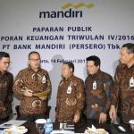 Dirut Bank Mandiri Kartika Wirjoatmodjo (kedua kiri) didampingi Wadirut Sulaiman A Arianto (tengah), Direktur Finance and Treasury Pahala N Mansury (kiri), Direktur Distributions Hery Gunardi (kedua kanan) dan Direktur Retail Banking Tardi (kanan) bersiap menyampaikan paparan publik atas kinerja Bank Mandiri triwulan IV/2016 di Jakarta, Selasa (14/2). Bank Mandiri membukukan kenaikan aset menjadi Rp1.038,7 triliun pada akhir 2016 untuk menjadi bank terbesar di Indonesia serta mencetak laba sebelum pencadangan (PPOP) sebesar Rp43,3 triliun yang mendorong perseroan untuk meningkatkan pencadangan lebih dari 100 persen menjadi Rp24,6 triliun. AKTUAL/Tino Oktaviano