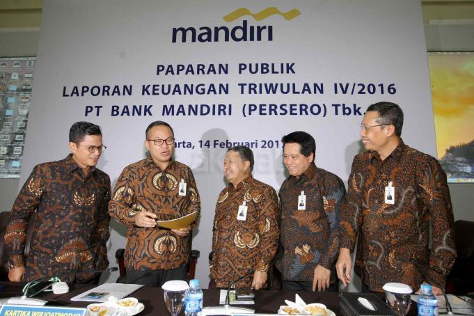 Dirut Bank Mandiri Kartika Wirjoatmodjo (kedua kiri) didampingi Wadirut Sulaiman A Arianto (tengah), Direktur Finance and Treasury Pahala N Mansury (kiri), Direktur Distributions Hery Gunardi (kedua kanan) dan Direktur Retail Banking Tardi (kanan) bersiap menyampaikan paparan publik atas kinerja Bank Mandiri triwulan IV/2016 di Jakarta, Selasa (14/2). Bank Mandiri membukukan kenaikan aset menjadi Rp1.038,7 triliun pada akhir 2016 untuk menjadi bank terbesar di Indonesia serta mencetak laba sebelum pencadangan (PPOP) sebesar Rp43,3 triliun yang mendorong perseroan untuk meningkatkan pencadangan lebih dari 100 persen menjadi Rp24,6 triliun. AKTUAL/Tino Oktaviano