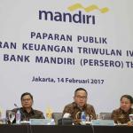Dirut Bank Mandiri Kartika Wirjoatmodjo (kedua kiri) didampingi Wadirut Sulaiman A Arianto (tengah), Direktur Finance and Treasury Pahala N Mansury (kiri), Direktur Distributions Hery Gunardi (kedua kanan) dan Direktur Retail Banking Tardi (kanan) bersiap menyampaikan paparan publik atas kinerja Bank Mandiri triwulan IV/2016 di Jakarta, Selasa (14/2). Bank Mandiri membukukan kenaikan aset menjadi Rp1.038,7 triliun pada akhir 2016 untuk menjadi bank terbesar di Indonesia serta mencetak laba sebelum pencadangan (PPOP) sebesar Rp43,3 triliun yang mendorong perseroan untuk meningkatkan pencadangan lebih dari 100 persen menjadi Rp24,6 triliun. AKTUAL/Tino Oktaviano