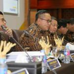 Dirut Bank Mandiri Kartika Wirjoatmodjo (kedua kiri) didampingi Wadirut Sulaiman A Arianto (tengah), Direktur Finance and Treasury Pahala N Mansury (kiri), Direktur Distributions Hery Gunardi (kedua kanan) dan Direktur Retail Banking Tardi (kanan) bersiap menyampaikan paparan publik atas kinerja Bank Mandiri triwulan IV/2016 di Jakarta, Selasa (14/2). Bank Mandiri membukukan kenaikan aset menjadi Rp1.038,7 triliun pada akhir 2016 untuk menjadi bank terbesar di Indonesia serta mencetak laba sebelum pencadangan (PPOP) sebesar Rp43,3 triliun yang mendorong perseroan untuk meningkatkan pencadangan lebih dari 100 persen menjadi Rp24,6 triliun. AKTUAL/Tino Oktaviano