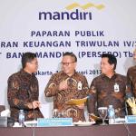 Dirut Bank Mandiri Kartika Wirjoatmodjo (kedua kiri) didampingi Wadirut Sulaiman A Arianto (tengah), Direktur Finance and Treasury Pahala N Mansury (kiri), Direktur Distributions Hery Gunardi (kedua kanan) dan Direktur Retail Banking Tardi (kanan) bersiap menyampaikan paparan publik atas kinerja Bank Mandiri triwulan IV/2016 di Jakarta, Selasa (14/2). Bank Mandiri membukukan kenaikan aset menjadi Rp1.038,7 triliun pada akhir 2016 untuk menjadi bank terbesar di Indonesia serta mencetak laba sebelum pencadangan (PPOP) sebesar Rp43,3 triliun yang mendorong perseroan untuk meningkatkan pencadangan lebih dari 100 persen menjadi Rp24,6 triliun. AKTUAL/Tino Oktaviano