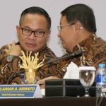 Dirut Bank Mandiri Kartika Wirjoatmodjo (kedua kiri) didampingi Wadirut Sulaiman A Arianto (tengah), Direktur Finance and Treasury Pahala N Mansury (kiri), Direktur Distributions Hery Gunardi (kedua kanan) dan Direktur Retail Banking Tardi (kanan) bersiap menyampaikan paparan publik atas kinerja Bank Mandiri triwulan IV/2016 di Jakarta, Selasa (14/2). Bank Mandiri membukukan kenaikan aset menjadi Rp1.038,7 triliun pada akhir 2016 untuk menjadi bank terbesar di Indonesia serta mencetak laba sebelum pencadangan (PPOP) sebesar Rp43,3 triliun yang mendorong perseroan untuk meningkatkan pencadangan lebih dari 100 persen menjadi Rp24,6 triliun. AKTUAL/Tino Oktaviano