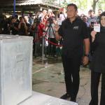 Cagub DKI Jakarta No 1 Agus Harimurti Yodhoyono (AHY) didampingi Istri Anissa Pohan melakukan Pemungutan Suara (TPS) 06 di Kelurahan Rawa Barat, Kebayoran Baru, Jakarta Selatan, Rabu (15/2). Jumlah DPT di TPS 06 sebanyak 481 orang di luar penambahan. Selain Agus, sang istri Annisa Pohan serta mertuanya Aulia Pohan, juga terdaftar dalam DPT di TPS 06. AKTUAL/Tino Oktaviano