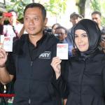 Cagub DKI Jakarta No 1 Agus Harimurti Yodhoyono (AHY) didampingi Istri Anissa Pohan melakukan Pemungutan Suara (TPS) 06 di Kelurahan Rawa Barat, Kebayoran Baru, Jakarta Selatan, Rabu (15/2). Jumlah DPT di TPS 06 sebanyak 481 orang di luar penambahan. Selain Agus, sang istri Annisa Pohan serta mertuanya Aulia Pohan, juga terdaftar dalam DPT di TPS 06. AKTUAL/Tino Oktaviano