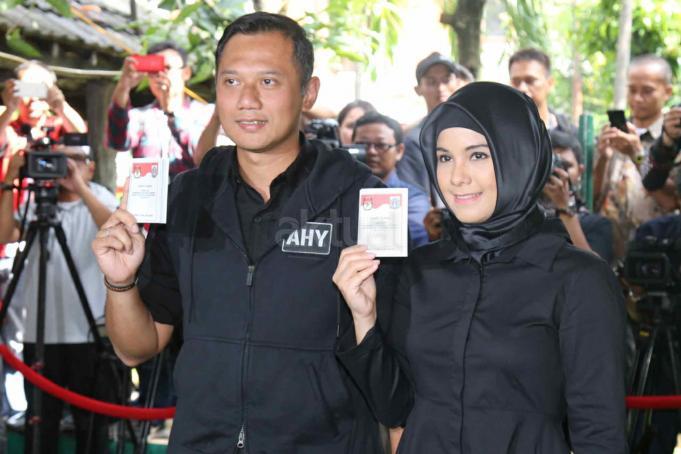 Cagub DKI Jakarta No 1 Agus Harimurti Yodhoyono (AHY) didampingi Istri Anissa Pohan melakukan Pemungutan Suara (TPS) 06 di Kelurahan Rawa Barat, Kebayoran Baru, Jakarta Selatan, Rabu (15/2). Jumlah DPT di TPS 06 sebanyak 481 orang di luar penambahan. Selain Agus, sang istri Annisa Pohan serta mertuanya Aulia Pohan, juga terdaftar dalam DPT di TPS 06. AKTUAL/Tino Oktaviano