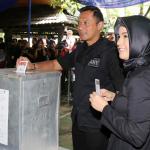 Cagub DKI Jakarta No 1 Agus Harimurti Yodhoyono (AHY) didampingi Istri Anissa Pohan melakukan Pemungutan Suara (TPS) 06 di Kelurahan Rawa Barat, Kebayoran Baru, Jakarta Selatan, Rabu (15/2). Jumlah DPT di TPS 06 sebanyak 481 orang di luar penambahan. Selain Agus, sang istri Annisa Pohan serta mertuanya Aulia Pohan, juga terdaftar dalam DPT di TPS 06. AKTUAL/Tino Oktaviano