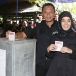 Cagub DKI Jakarta No 1 Agus Harimurti Yodhoyono (AHY) didampingi Istri Anissa Pohan melakukan Pemungutan Suara (TPS) 06 di Kelurahan Rawa Barat, Kebayoran Baru, Jakarta Selatan, Rabu (15/2). Jumlah DPT di TPS 06 sebanyak 481 orang di luar penambahan. Selain Agus, sang istri Annisa Pohan serta mertuanya Aulia Pohan, juga terdaftar dalam DPT di TPS 06. AKTUAL/Tino Oktaviano
