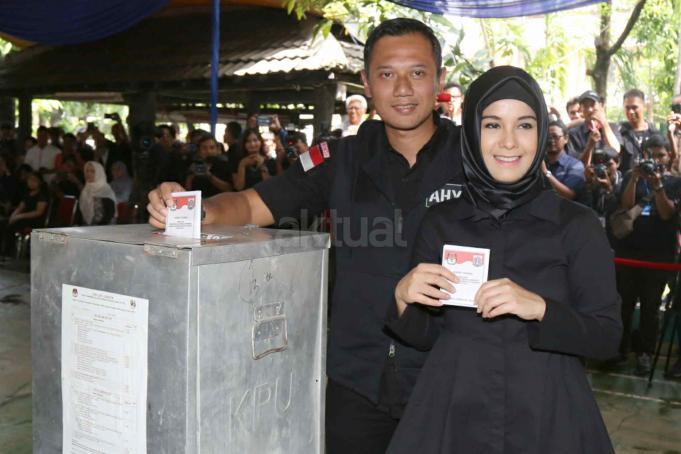 Cagub DKI Jakarta No 1 Agus Harimurti Yodhoyono (AHY) didampingi Istri Anissa Pohan melakukan Pemungutan Suara (TPS) 06 di Kelurahan Rawa Barat, Kebayoran Baru, Jakarta Selatan, Rabu (15/2). Jumlah DPT di TPS 06 sebanyak 481 orang di luar penambahan. Selain Agus, sang istri Annisa Pohan serta mertuanya Aulia Pohan, juga terdaftar dalam DPT di TPS 06. AKTUAL/Tino Oktaviano