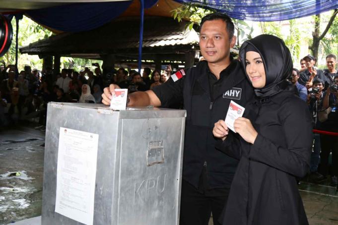 Cagub DKI Jakarta No 1 Agus Harimurti Yodhoyono (AHY) didampingi Istri Anissa Pohan melakukan Pemungutan Suara (TPS) 06 di Kelurahan Rawa Barat, Kebayoran Baru, Jakarta Selatan, Rabu (15/2). Jumlah DPT di TPS 06 sebanyak 481 orang di luar penambahan. Selain Agus, sang istri Annisa Pohan serta mertuanya Aulia Pohan, juga terdaftar dalam DPT di TPS 06. AKTUAL/Tino Oktaviano