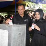 Cagub DKI Jakarta No 1 Agus Harimurti Yodhoyono (AHY) didampingi Istri Anissa Pohan melakukan Pemungutan Suara (TPS) 06 di Kelurahan Rawa Barat, Kebayoran Baru, Jakarta Selatan, Rabu (15/2). Jumlah DPT di TPS 06 sebanyak 481 orang di luar penambahan. Selain Agus, sang istri Annisa Pohan serta mertuanya Aulia Pohan, juga terdaftar dalam DPT di TPS 06. AKTUAL/Tino Oktaviano