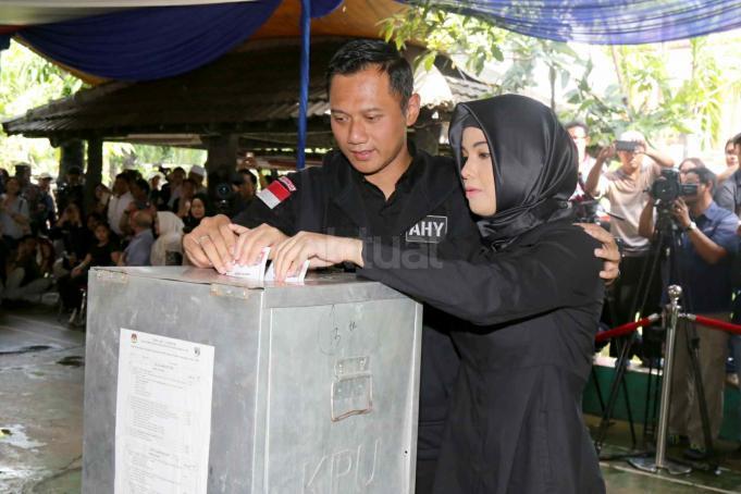 Cagub DKI Jakarta No 1 Agus Harimurti Yodhoyono (AHY) didampingi Istri Anissa Pohan melakukan Pemungutan Suara (TPS) 06 di Kelurahan Rawa Barat, Kebayoran Baru, Jakarta Selatan, Rabu (15/2). Jumlah DPT di TPS 06 sebanyak 481 orang di luar penambahan. Selain Agus, sang istri Annisa Pohan serta mertuanya Aulia Pohan, juga terdaftar dalam DPT di TPS 06. AKTUAL/Tino Oktaviano