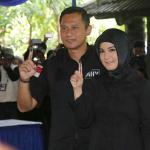 Cagub DKI Jakarta No 1 Agus Harimurti Yodhoyono (AHY) didampingi Istri Anissa Pohan melakukan Pemungutan Suara (TPS) 06 di Kelurahan Rawa Barat, Kebayoran Baru, Jakarta Selatan, Rabu (15/2). Jumlah DPT di TPS 06 sebanyak 481 orang di luar penambahan. Selain Agus, sang istri Annisa Pohan serta mertuanya Aulia Pohan, juga terdaftar dalam DPT di TPS 06. AKTUAL/Tino Oktaviano