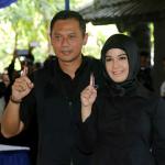 Cagub DKI Jakarta No 1 Agus Harimurti Yodhoyono (AHY) didampingi Istri Anissa Pohan melakukan Pemungutan Suara (TPS) 06 di Kelurahan Rawa Barat, Kebayoran Baru, Jakarta Selatan, Rabu (15/2). Jumlah DPT di TPS 06 sebanyak 481 orang di luar penambahan. Selain Agus, sang istri Annisa Pohan serta mertuanya Aulia Pohan, juga terdaftar dalam DPT di TPS 06. AKTUAL/Tino Oktaviano