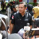 Cagub DKI Jakarta No 1 Agus Harimurti Yodhoyono (AHY) didampingi Istri Anissa Pohan melakukan Pemungutan Suara (TPS) 06 di Kelurahan Rawa Barat, Kebayoran Baru, Jakarta Selatan, Rabu (15/2). Jumlah DPT di TPS 06 sebanyak 481 orang di luar penambahan. Selain Agus, sang istri Annisa Pohan serta mertuanya Aulia Pohan, juga terdaftar dalam DPT di TPS 06. AKTUAL/Tino Oktaviano