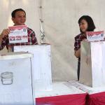 Calon Gubernur DKI Jakarta nomor urut dua Basuki Tjahaja Purnama atau Ahok bersama istri, Veronica Tan dan anak, Nicholas Sean Purnama menunjukkan nomor antrean sebelum melakukan pencoblosan di TPS 54 kawasan Pantai Mutiara, Pluit, Jakarta, Rabu (15/2). Ahok hadir bersama istri dan anaknya ke TPS untuk menggunakan hak pilih pada Pemilihan Gubernur DKI Jakarta. AKTUAL/Tino Oktaviano