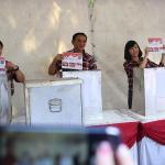 Calon Gubernur DKI Jakarta nomor urut dua Basuki Tjahaja Purnama atau Ahok bersama istri, Veronica Tan dan anak, Nicholas Sean Purnama menunjukkan nomor antrean sebelum melakukan pencoblosan di TPS 54 kawasan Pantai Mutiara, Pluit, Jakarta, Rabu (15/2). Ahok hadir bersama istri dan anaknya ke TPS untuk menggunakan hak pilih pada Pemilihan Gubernur DKI Jakarta. AKTUAL/Tino Oktaviano