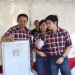 Calon Gubernur DKI Jakarta nomor urut dua Basuki Tjahaja Purnama atau Ahok bersama istri, Veronica Tan dan anak, Nicholas Sean Purnama menunjukkan nomor antrean sebelum melakukan pencoblosan di TPS 54 kawasan Pantai Mutiara, Pluit, Jakarta, Rabu (15/2). Ahok hadir bersama istri dan anaknya ke TPS untuk menggunakan hak pilih pada Pemilihan Gubernur DKI Jakarta. AKTUAL/Tino Oktaviano