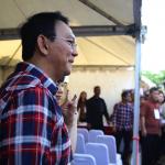 Calon Gubernur DKI Jakarta nomor urut dua Basuki Tjahaja Purnama atau Ahok bersama istri, Veronica Tan dan anak, Nicholas Sean Purnama menunjukkan nomor antrean sebelum melakukan pencoblosan di TPS 54 kawasan Pantai Mutiara, Pluit, Jakarta, Rabu (15/2). Ahok hadir bersama istri dan anaknya ke TPS untuk menggunakan hak pilih pada Pemilihan Gubernur DKI Jakarta. AKTUAL/Tino Oktaviano