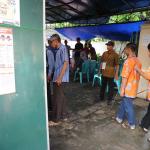 Penyandang tuna netra meraba kertas suara berhuruf braille sebelum pelaksanaan pemungutan suara Pilkada DKI di TPS 07, Cawang, Jakarta Timur, Rabu (15/2). Hari ini Pilkada serentak dilakukan di seluruh Indonesia. AKTUAL/Tino Oktaviano