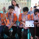 Penyandang tuna netra meraba kertas suara berhuruf braille sebelum pelaksanaan pemungutan suara Pilkada DKI di TPS 07, Cawang, Jakarta Timur, Rabu (15/2). Hari ini Pilkada serentak dilakukan di seluruh Indonesia. AKTUAL/Tino Oktaviano