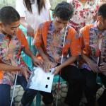 Penyandang tuna netra meraba kertas suara berhuruf braille sebelum pelaksanaan pemungutan suara Pilkada DKI di TPS 07, Cawang, Jakarta Timur, Rabu (15/2). Hari ini Pilkada serentak dilakukan di seluruh Indonesia. AKTUAL/Tino Oktaviano