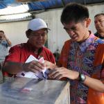 Penyandang tuna netra meraba kertas suara berhuruf braille sebelum pelaksanaan pemungutan suara Pilkada DKI di TPS 07, Cawang, Jakarta Timur, Rabu (15/2). Hari ini Pilkada serentak dilakukan di seluruh Indonesia. AKTUAL/Tino Oktaviano