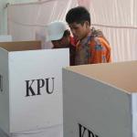 Penyandang tuna netra meraba kertas suara berhuruf braille sebelum pelaksanaan pemungutan suara Pilkada DKI di TPS 07, Cawang, Jakarta Timur, Rabu (15/2). Hari ini Pilkada serentak dilakukan di seluruh Indonesia. AKTUAL/Tino Oktaviano