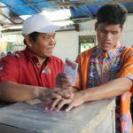 Penyandang tuna netra meraba kertas suara berhuruf braille sebelum pelaksanaan pemungutan suara Pilkada DKI di TPS 07, Cawang, Jakarta Timur, Rabu (15/2). Hari ini Pilkada serentak dilakukan di seluruh Indonesia. AKTUAL/Tino Oktaviano