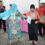 Penyandang tuna netra meraba kertas suara berhuruf braille sebelum pelaksanaan pemungutan suara Pilkada DKI di TPS 07, Cawang, Jakarta Timur, Rabu (15/2). Hari ini Pilkada serentak dilakukan di seluruh Indonesia. AKTUAL/Tino Oktaviano