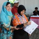 Penyandang tuna netra meraba kertas suara berhuruf braille sebelum pelaksanaan pemungutan suara Pilkada DKI di TPS 07, Cawang, Jakarta Timur, Rabu (15/2). Hari ini Pilkada serentak dilakukan di seluruh Indonesia. AKTUAL/Tino Oktaviano