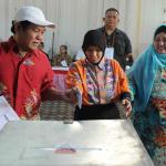 Penyandang tuna netra meraba kertas suara berhuruf braille sebelum pelaksanaan pemungutan suara Pilkada DKI di TPS 07, Cawang, Jakarta Timur, Rabu (15/2). Hari ini Pilkada serentak dilakukan di seluruh Indonesia. AKTUAL/Tino Oktaviano