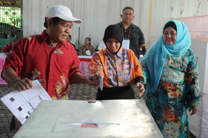 Penyandang tuna netra meraba kertas suara berhuruf braille sebelum pelaksanaan pemungutan suara Pilkada DKI di TPS 07, Cawang, Jakarta Timur, Rabu (15/2). Hari ini Pilkada serentak dilakukan di seluruh Indonesia. AKTUAL/Tino Oktaviano